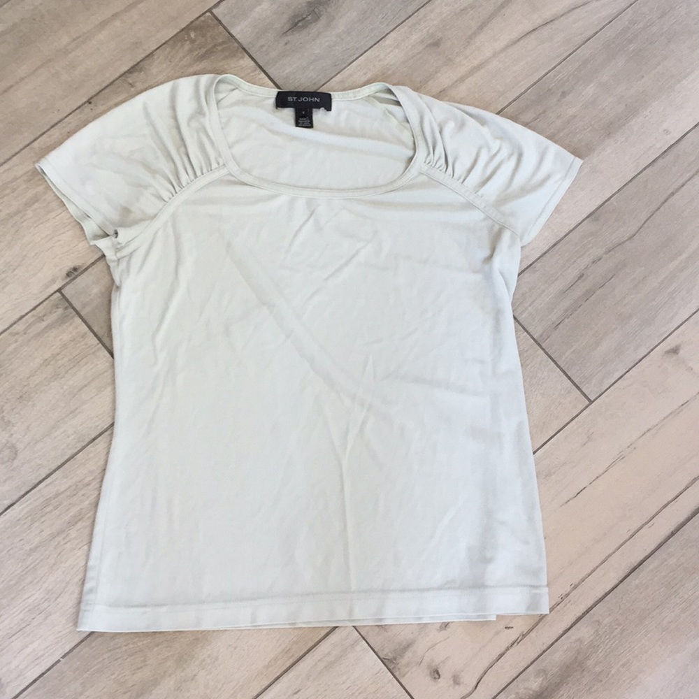 St. John Short Sleeve Scoop Neck Top in light Grey